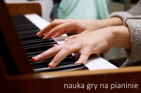 Lekcje gry na pianinie
