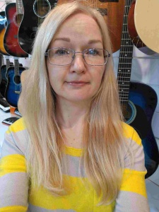 Veronika Hladchenko

Jestem nauczycielką gry na gitarze klasycznej/akustycznej i ukulele. Mam wieloletnie doświadczenie (ponad 15 lat) pracy zarówno z dziećmi (od 6 lat) jak i z młodzieżą oraz z osobami dorosłymi. Muzyka to moja pasja, którą dzielę się z innymi. Pochodzę z Ukrainy, uczę się życia w Polsce. Biegle mówię w języku ukraińskim i rosyjskim. Aktywnie poznaję język polski.

Doświadczenie zawodowe
2019-2022 - Szkoła muzyczna w Kijowie
2003-2019 - Centrum kreatywności dla dzieci i młodzieży w Kijowie
