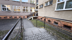 Wejście boczne do budynku C
od strony ul.Braci Gierymskich

link do MAP&nbsp;GOOGLE&nbsp;
https://maps.app.goo.gl/cF1qMrtic6EjNQ2B6



